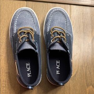 Place Navy Boat Shoes with Brown Laces